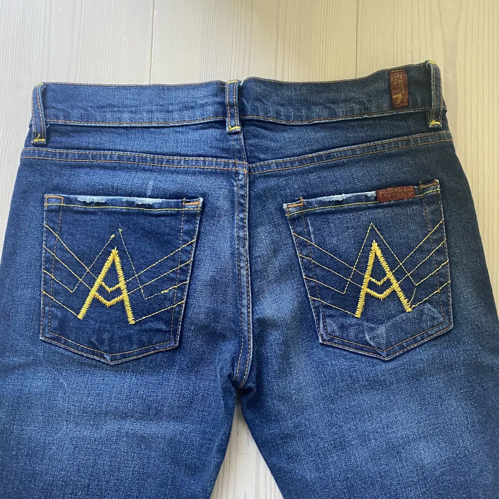 Skit snygga jeans Ny pris 2700kr  låga i midjan och bootcut med coola fickor  Måt  Midja: 35 x 2 cm  Längd från grenen: 75 cm . Jeans & Byxor.