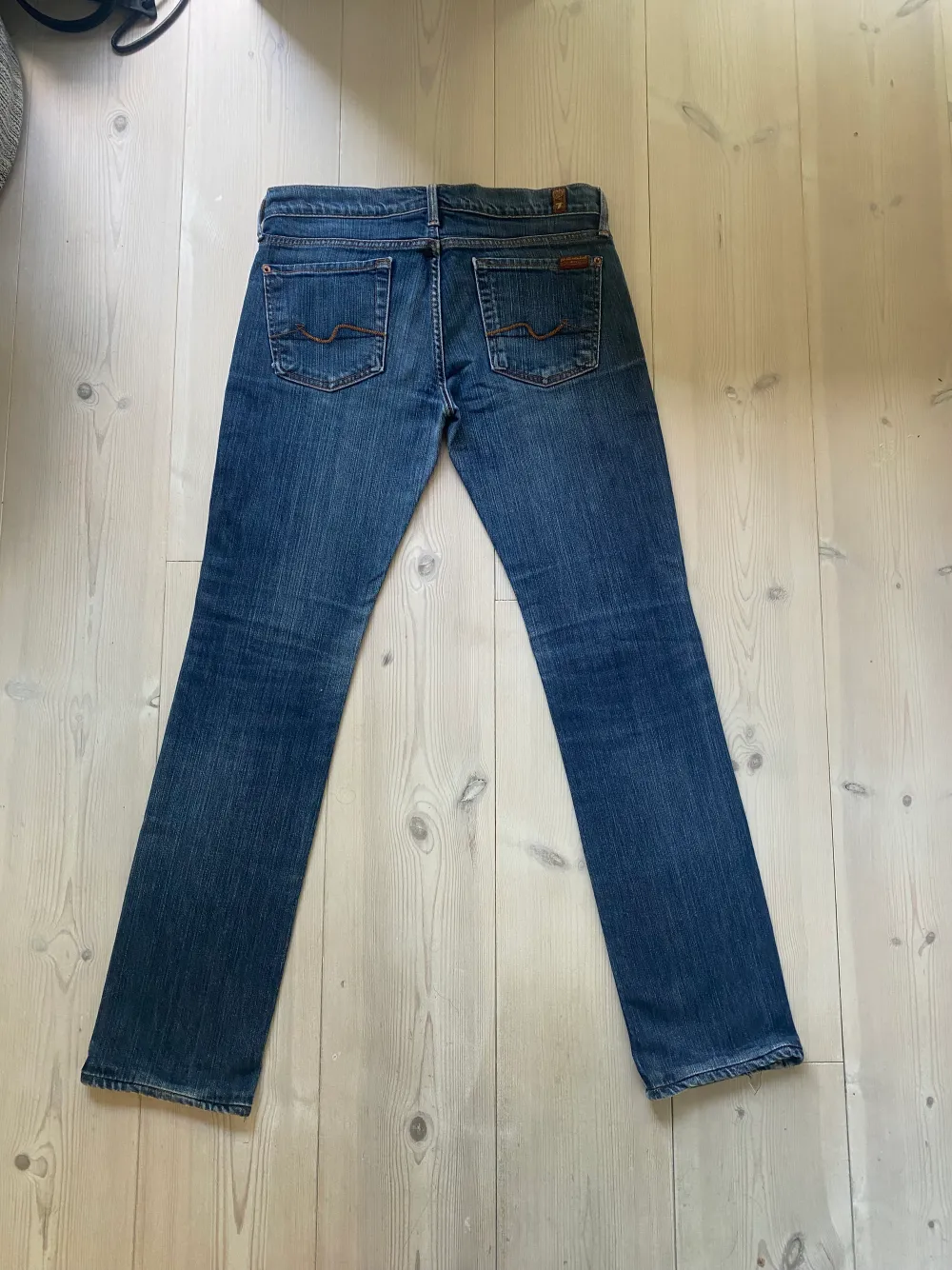 Jätte fina jeans!  Nypris 2700kr  Lågmidjade och raka jeans  Mått  Midja : 40 x 2 cm  Längd från grenen: 79 cm . Jeans & Byxor.
