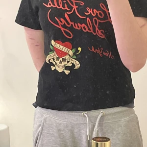Ed hardy tröja - Säljer min ed hardy tröja då jag har haft den i ungefär ett år och aldrig använt den. Tröjan är i perfekt skick  o prislappen är fortfarande på