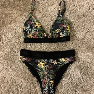 Stronger bikini  - Mönstrad bikini från Stronger. Endast använd en gång alltså är den i nyskick. Köpt för 800kr. Storlek XS i överdelen och S i underdelen. 