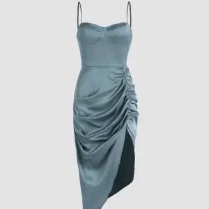 Denna fina blåa satin klänning, aldrig använt. Den ser ut som de första två bilderna, men färgen på klänningen är som den sista. Jätte fin klänning, kan användas till många olika till fällen. Skriv för mer bilder🩵