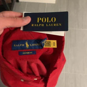 Röd polo skjorta  - Helt ny pris lappen sitter kvar, sick 10/10 ny pris 1500kr