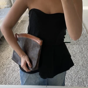 Bandeau topp  - Bandeau topp med volanger där nere, perfekt till vardags eller fest 💓💘