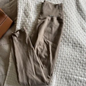 Aimn träningstights - Säljer snygga träningsbyxor som jag använt ca 15 gånger därav nyskick🩷skriv för mer bilder