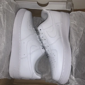 NIKE AIR FORCE 1 - Hej, säljer mina airforce 1 storlek 42 eftersom de inte var rätt storlek.  Endast provade en gång.  Frakten betalas av köpare. 💸 Kan tänka mig att gå ned i pris vid snabb affär. ⬇️