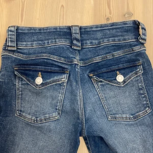 Bootcut jeans  - Säljer mina Bootcut jeans från H&M då de inte kommer till användning💕 använda ett fåtal gånger🫶skriv för fler bilder💓