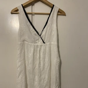 Söt klännig med brodyr  - Jätte söt klänning från odd Molly! Helt oanvänd med lappen kvar. Första bilden är framsidan. Har även en underklänning insydd 