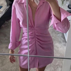 Rosa klänning från zara - Säljer denna rosa klänning från zara i nyskick. Den är i storlek L men lite liten i storleken. Säljes för 170kr+frakt 💕🌸