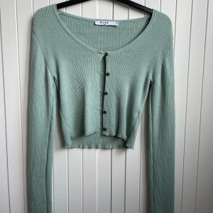 Nakd cardigan - Säljer denna super fina koftan från Na-kd. Knapp använd kofta, som ny! Bra kvalitet🩷