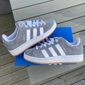 Adidas Campus 00s ”Grey Gum” - Säljer dessa ljusgråa Adidas Campus 00s ”Grey Gum”. De är helt nya och oanvända. Köpta ifrån Zalando och självklart äkta. Finns i storlek 36 men andra storlekar går även att lösa. Betalning via Swish annars funkar Köp nu funktionen också.