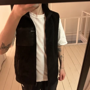 Väst i teddy - En svart väst från Lager 157 i teddy-material. Storlek S. 