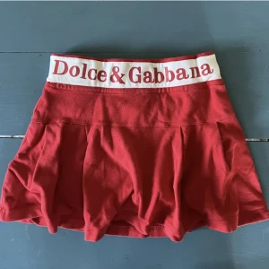Dolce & Gabbana kjol - Sååå fin tenniskjol som tyvärr inte kommer till användning❤️