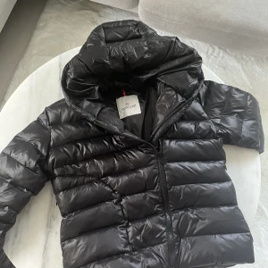 Moncler javka - Säljer min moncler höst/vinter jacka i storlek 2, aldrig använd då den inte passar mig. Jackan är i jättefint skick  Säljer för 1200kr