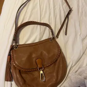 En äkta vintage Micheal Kors väska som ej tillgänglig längre. Har ganska stor  ficka inuti me dragkedja. Skriv vid intresse!!