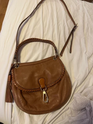 vintage micheal kors  - En äkta vintage Micheal Kors väska som ej tillgänglig längre. Har ganska stor  ficka inuti me dragkedja. Skriv vid intresse!!