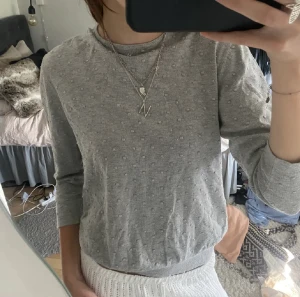Trekvarts ärmad tröja - Fin grå trekvarts ärmad tröja i bra skick. Storlek M men skulle säga att det är S/M. Skriv för fler bilder/frågor!💕
