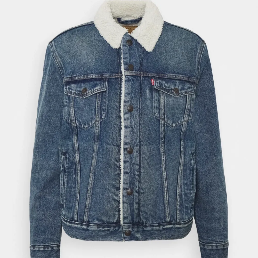 Säljer nu min jeansjacka från Levis med teddyfoder på insidan🧸 jackan har inga defekter men det syns lite att den är använd från innan. Skriv för fler bilder eller om ni har frågor. Orginalpris: 1400kr. Jackor.