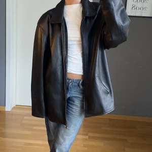 Läderjacka - Snyggaste läder höstjackan!! 🍁🙏✨  För stor för mig dock så därför säljer jag den! Storlek L (väldigt overzized på mig som är 165). 