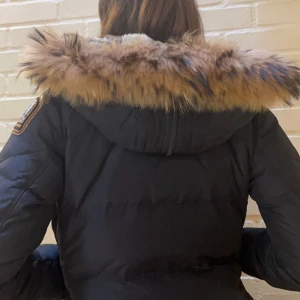 Parajumper  - Säljer min parajumper long bear då jag har köpt en ny jacka den sitter så perfekt och man blir sååå varm inför vinter. Jag har st Xs vanligtvis men denna jackan är Storlek S. Jag är 157 och passat exakt. Jackan har inga skador helt ny köpt för 2 år sen. 