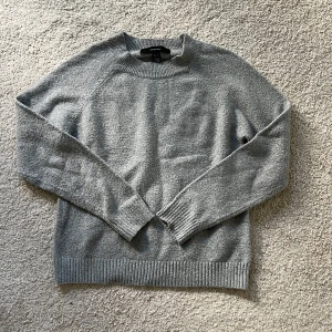 Stickad tröja - Grå stickad tröja från vero Moda❤️