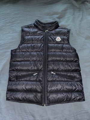 Moncler väst - Tjena, säljer min monclerväst för att den inte passar mig längre.  Storlek: 164cm  Färg: NightBlue Skick: Bra skick  Hör av dig om du är intresserade så kommer vi överens om ett pris. Om du vill ha fler bilder eller information är det bara att höra av sig