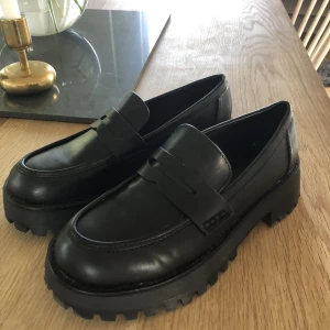 Loafers  - Svarta grova loafers i storlek 37 i bra skick. Köpta på asos och knappt använda då det var lite för små! Tryck inte på köp direkt! 