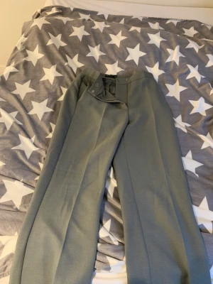 Gråa kostymbyxor  - Så snygga midwaist gråa kostymbyxor som är knappt använda i storlek 36