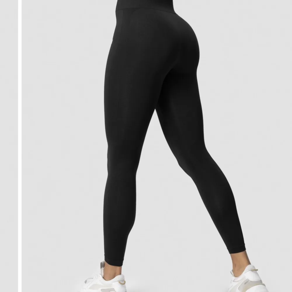 Träningstights från ICANIWILL i modellen ”Define Seamless tights”. Byxorna är i storlek S men passar perfekt för dig som har XS vanligtvis.   Endast använda 2 gånger och skicket är bra. Nypriset är 600 kr men säljer de för 400 kr. . Jeans & Byxor.