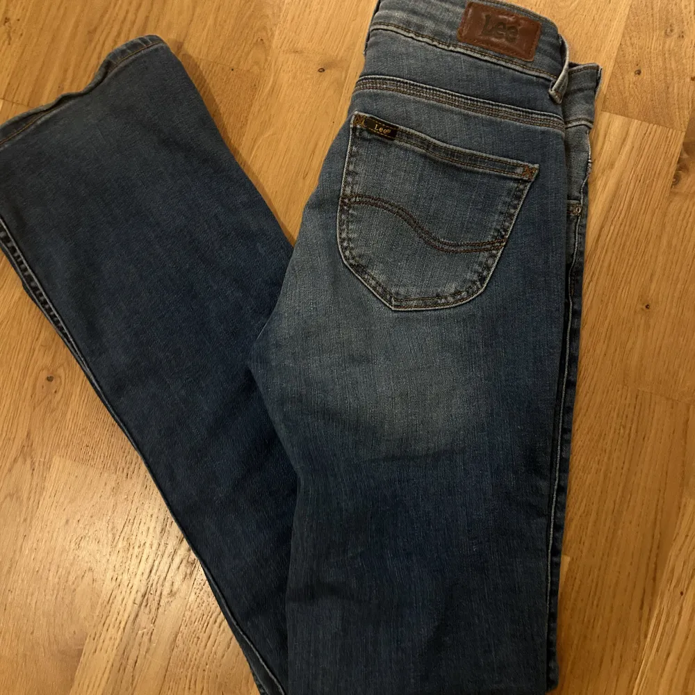 Superfina mid-waist bootcut  jeans från Lee🤩 Säljes då de tyvärr inte kommer till användning. Står ingen storlek i men passar mig som brukar ha XS/S, dom är väldigt stretchiga😍 Säljes för 350kr plus frakt. Jeans & Byxor.