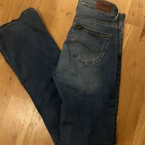 Superfina mid-waist bootcut  jeans från Lee🤩 Säljes då de tyvärr inte kommer till användning. Står ingen storlek i men passar mig som brukar ha XS/S, dom är väldigt stretchiga😍 Säljes för 350kr plus frakt