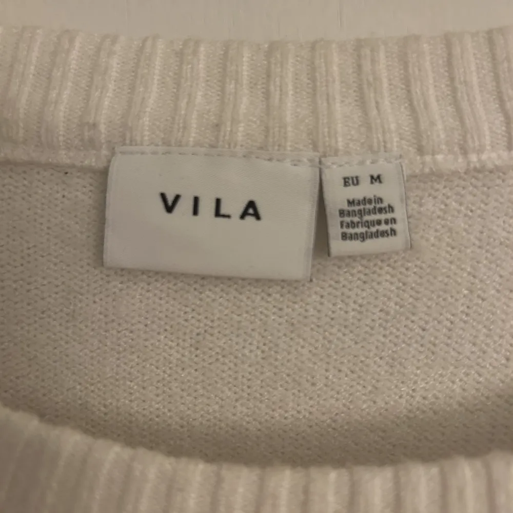 Superfin vit stickad tröja från Vila! Säljes pågrund av för stor storlek💓 Är lite nopprig, men inget man märker av🤩 Säljes för 200kr plus frakt, pris går att diskutera🥰. Tröjor & Koftor.