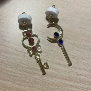 Nya sailor moon örhängen  - Vet inte vilken metall. Frakt 15kr