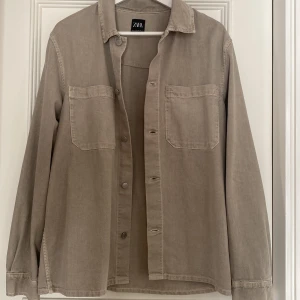 Zara jacka  - En zara jacka som är perfekt nu till hösten. Använd 1-3 gånger. Inga tecken på användning.