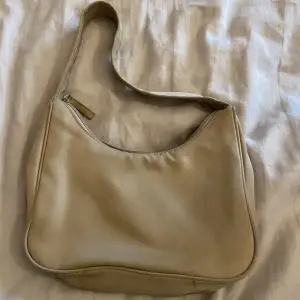 Beige väska 💓 Inga defekter förutom smutsig på undersidan och lite innuti.
