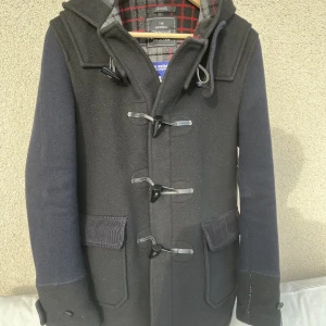 Comme des garcons x Gloverall jacka - Säljer min comme des garcons jacka. 10/10 skick. Snygg och varm perfekt nu till hösten. Storlek L men passar mer som M. Skriv om du har några frågor.