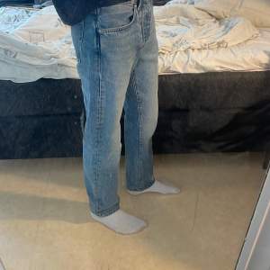 Ett par blåa selected homme jeans i utmärkt skick och har inga hål eller andra defekter. Byxorna är i storlek W31/L34. Jeansen är gjord av 100% bomull. Hör av dig för fler bilder eller frågor.