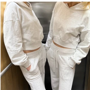 Alobha label mjukisbyxor - Säljer dessa från Lova Widerbergs märke Alobha Label! Jag är 175 och de var aningen för korta för min smak så tog ner fållen på dem hos en skräddare❤️ det är professionellt gjort och ser bra ut förstås, behöver bara strykas längst ner (se bild 3!)