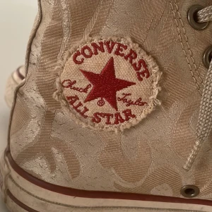 Converse str 40  - Supercoola guldiga Converse str 40. Något litet ”smutsigt” framme vid tårna som det blir annars i mycket bra skick.