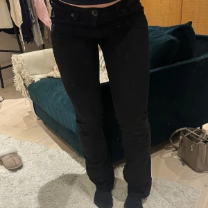 Lågmidjade Mavi jeans  - Säljer mina svarta Mavi jeans i storlek 27/32 då de tyvärr blivit för små. I mycket bra skick (är spegel som är smutsig på bilderna). Väldigt snygga detaljer på fickorna❤️