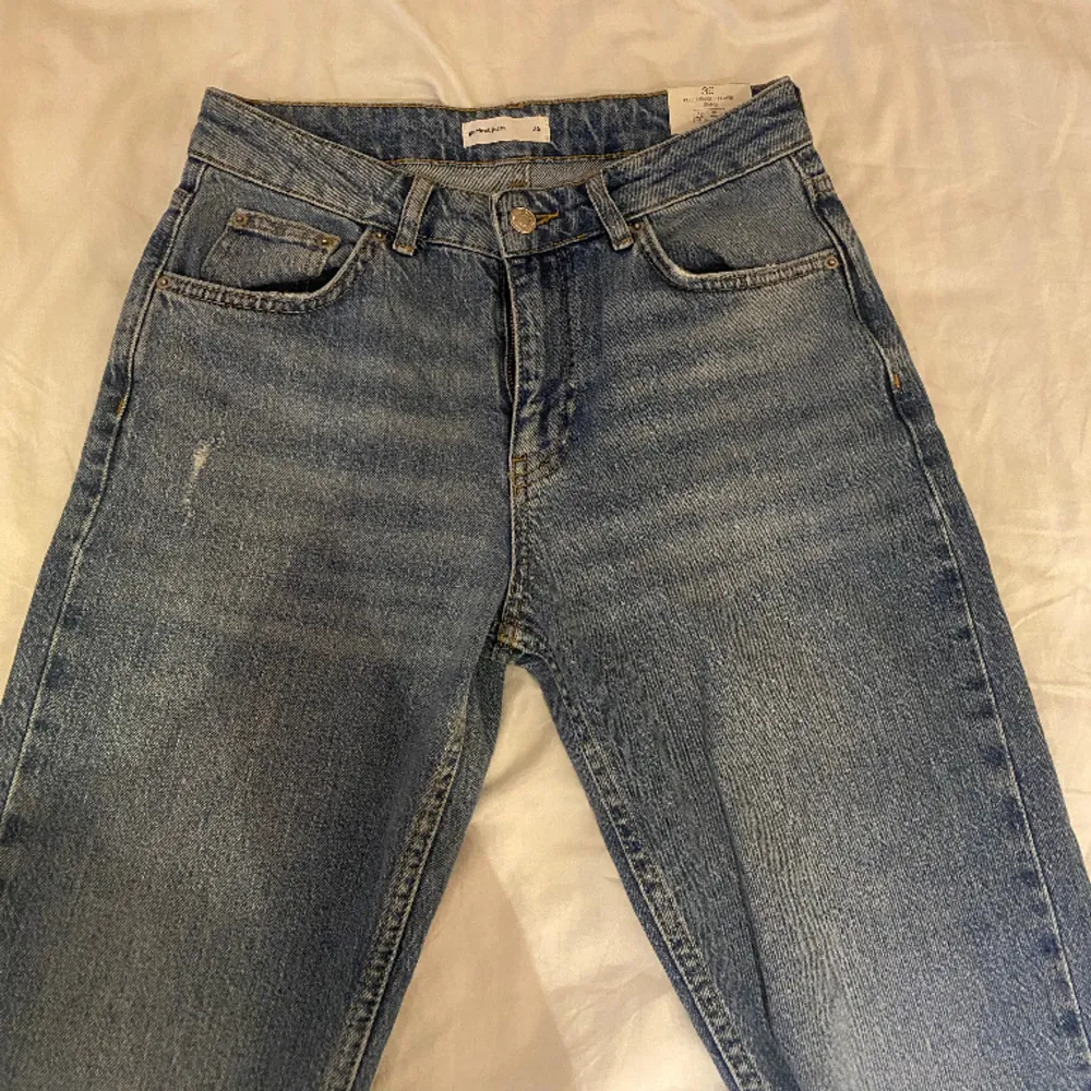 Utsvängda/bootcut jeans från Gina tricot. Skitsnygga men tyvärr för små så därav helt använda & lappen sitter kvar. Storlek 36, 200kr. Jeans & Byxor.