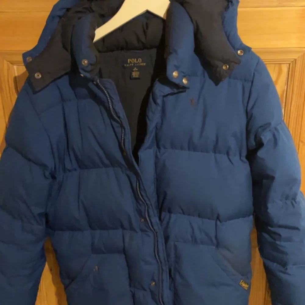 Säljer min Polo jacka då jag inte använder den längre. Väldigt fin vinter jacka Med en liten defekt på fickan (kan skicka bilder på det). Jackor.