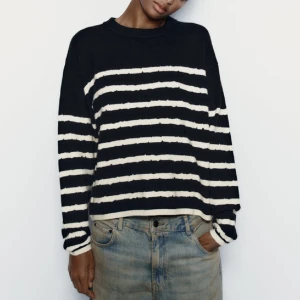 Mysig stickad tröja  - Stickad tröja från zara, köpt för 400kr super mysig och jätte jätte mjuk. Inga defekter. Väldigt skön nu till vintern. Storlek L men passar mig som brukar ha s i kläder så den sitter lite oversize men faller väldigt fint. 