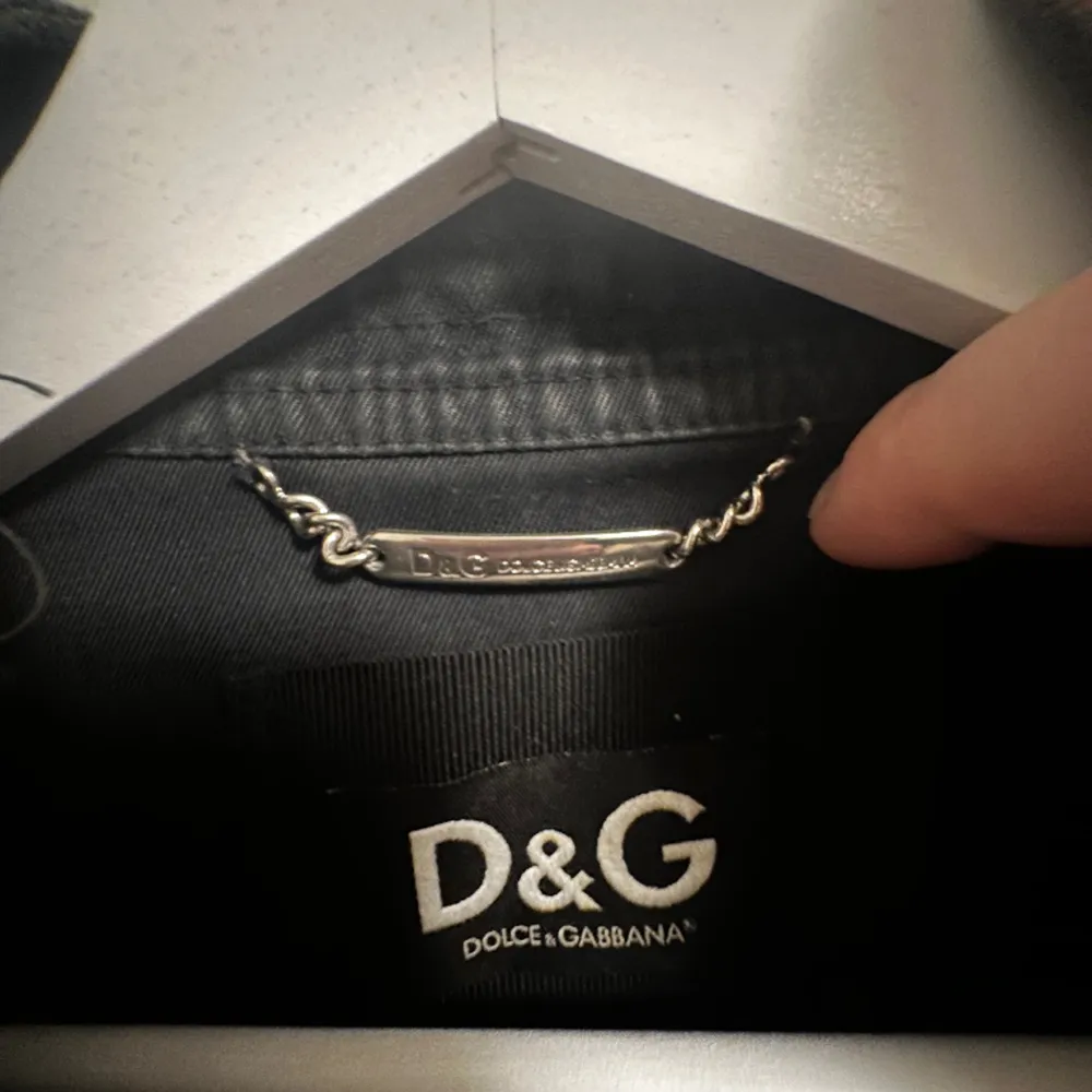 Hej!   Säljer en jacka från D&G. En unik jacka som inte finns att få tag på längre köpt 2012 i Italien på D&G. Prislappen var 11.000 SEK! Denna kommer du aldrig få tag på och är otroligt fin i skicket , bär den och få tonvis med fina kommentarer! . Jackor.