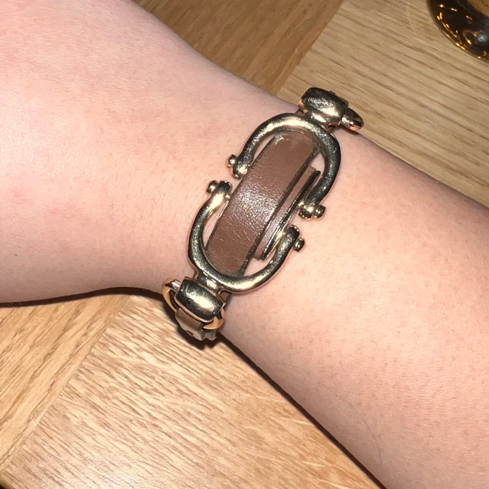 Jättefint armband i bra skick, tror att armbandet är från massimo dutti och har köpt på sellpy. Accessoarer.