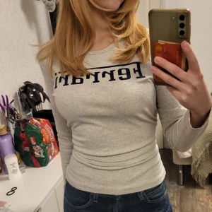 Ferrari tröja merch - Vet ej vart den är ifrån, saknar taggar men bra kvalitet och felfri. Bokstäverna är hela. Har bytt stil men annars inte anvönt mycket, säljer för jag vill bli av med kläder. Pris kan diskuteras, skriv till mig.