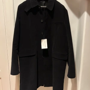 Tiger Of Sweden Kappa - Tiger Of Sweden rock/kappa i mocka som är i strl 54 (Xl,L). Är något år gammal modell men köpt i affär förra veckan & ännu inte använd. Prislapp sitter kvar. Nypris 4499. Säljer pga att jag redan har en. 