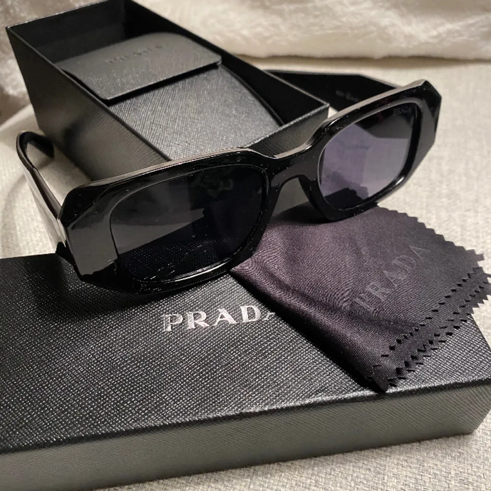 Svarta fina Prada solglasögon   Original pris: ca 2600kr Mitt pris: 1500. Accessoarer.