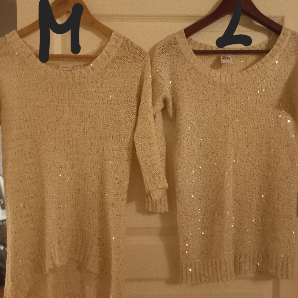 eleganta tröjor dekorerade med guldpaljetter.  Två olika modeller och storlekar. M och L.Välkommen. Tröjor & Koftor.