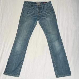 Trendiga blåa lågmidjade vintage jeans från Becxy B! Snygga bakfickor och med bra passform. Innerbenslängden är 84 cm och midjemåttet är 40 cm rakt över 💕 Hör av dig om du har frågor eller fler bilder! 😊 Se profil för fler snygga jeans!