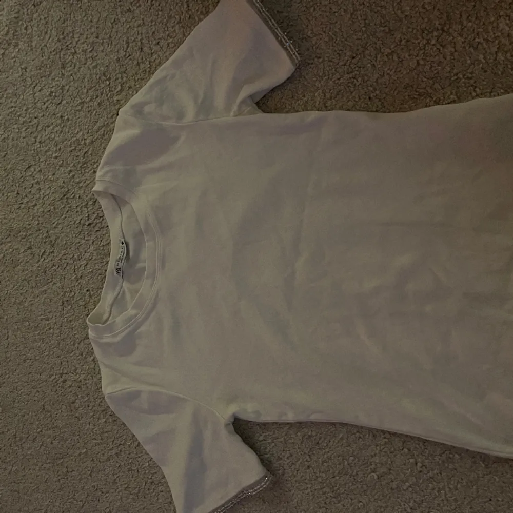 Så fin vit T-shirt från zara med silvriga detaljer💓 i storlek S. T-shirts.
